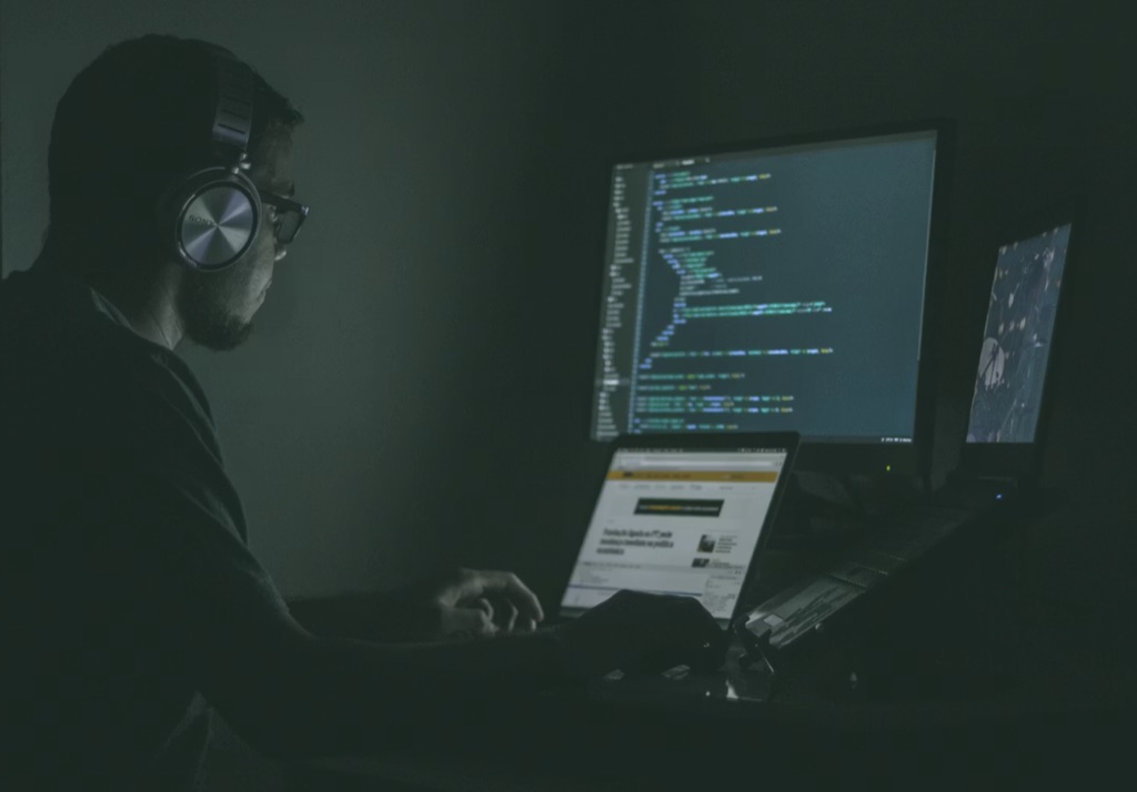 Persona trabajando en la integración y automatización de una API