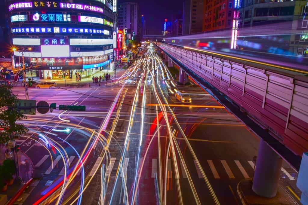 Avenida concurrida en una ciudad