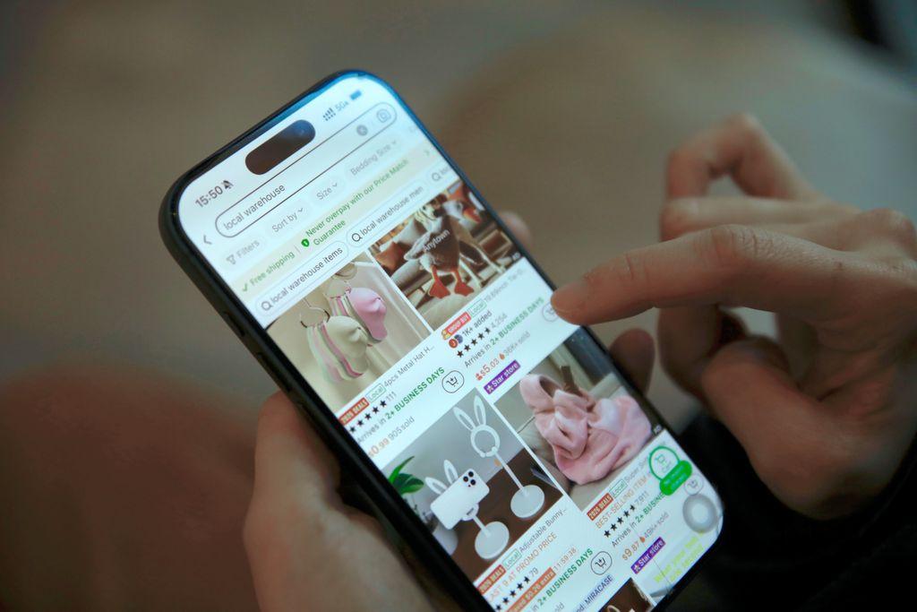 Persona usando una aplicación de compras en un teléfono