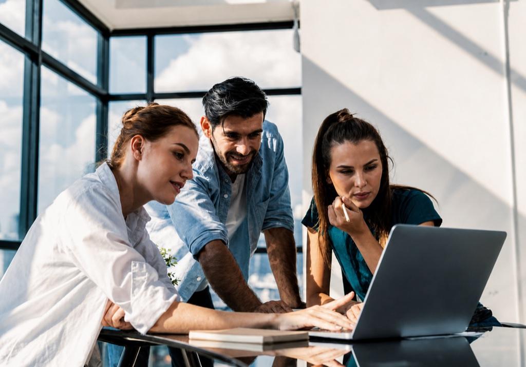Personas mirando un proyecto en el computador