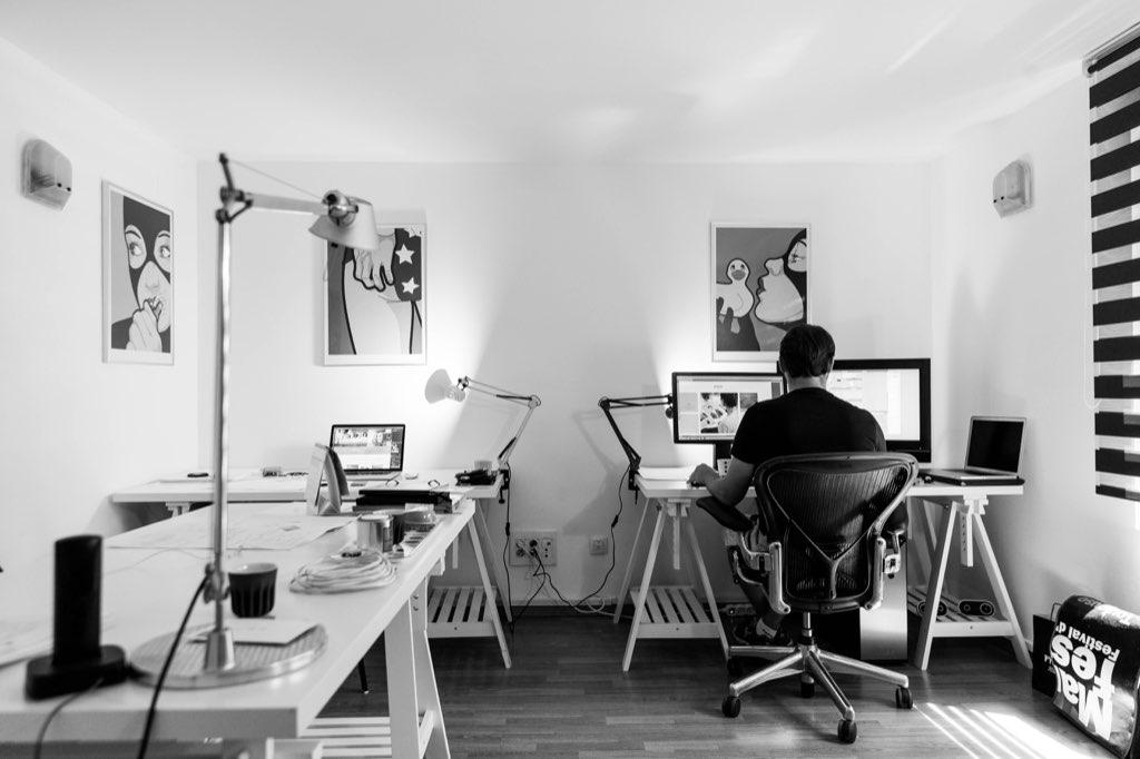Persona trabajando frente a su espacio de trabajo