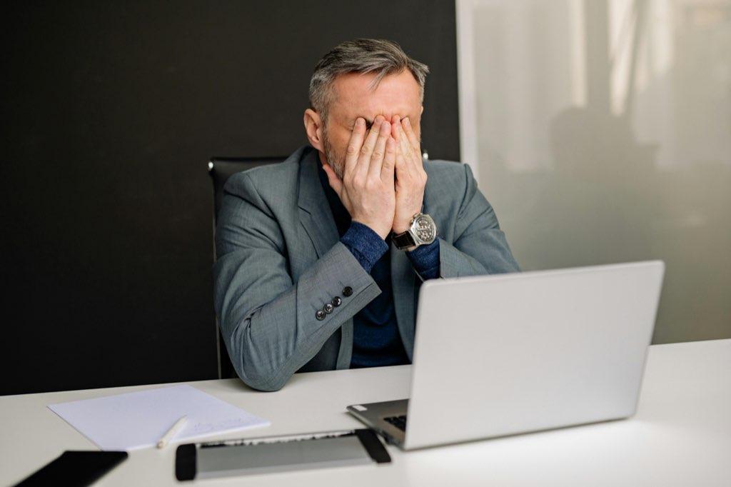 Hombre preocupado frente a su laptop